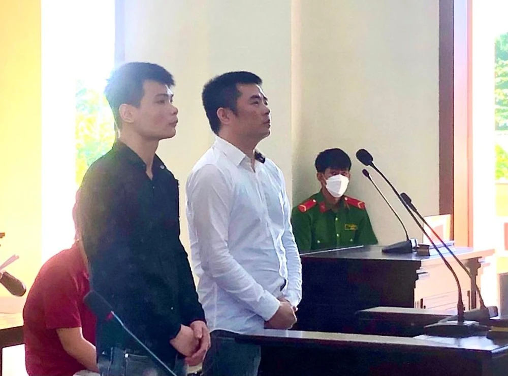 Hai bị cáo Sơn (áo trắng) và Khánh tại tòa phúc thẩm ngày 19-8. Ảnh: NHẪN NAM