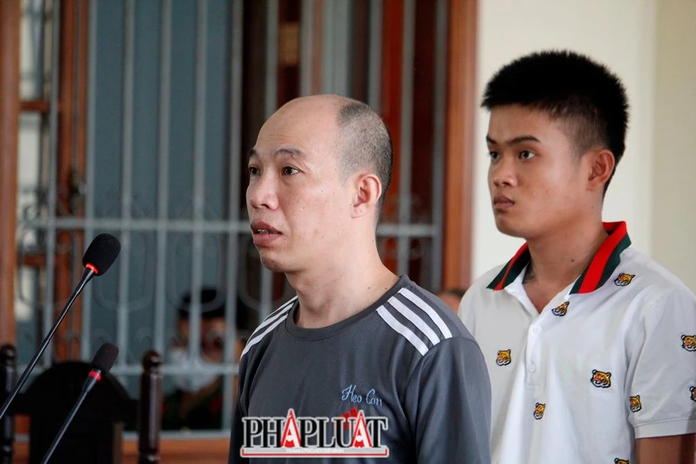 Bị cáo Út (hàng đầu, áo xám) được xác định là chủ mưu trong vụ án. Ảnh: NHẪN NAM