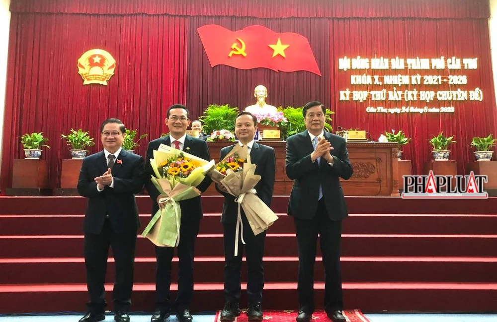 Lãnh đạo HĐND và UBND TP Cần Thơ chúc mừng hai ủy viên UBND TP vừa được bầu tại kỳ họp. Ảnh: NHẪN NAM