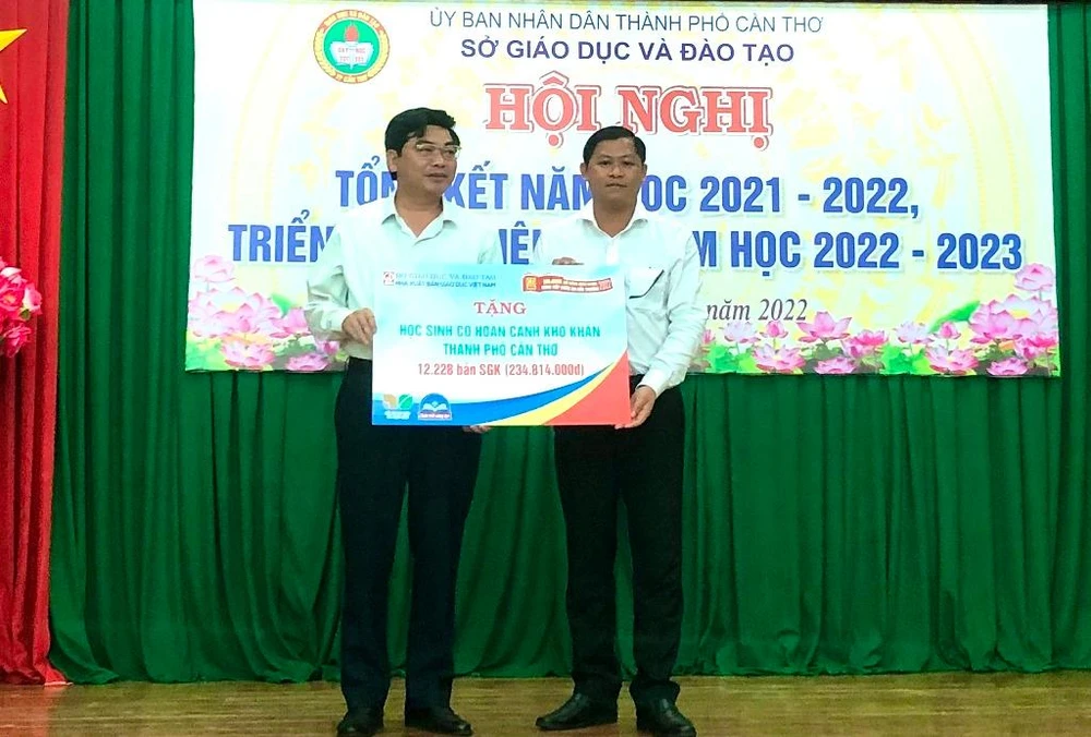 Giám đốc Sở GD&ĐT Trần Thanh Bình (bìa trái) tiếp nhận sách giáo khoa từ đại diện Nhà xuất bản cho học sinh có hoàn cảnh khó khăn. Ảnh: NHẪN NAM Giám đốc Sở GD&ĐT Trần Thanh Bình (bìa trái) tiếp nhận sách giáo khoa từ đại diện Nhà xuất bản cho học sinh có hoàn cảnh khó khăn. Ảnh: NHẪN NAM