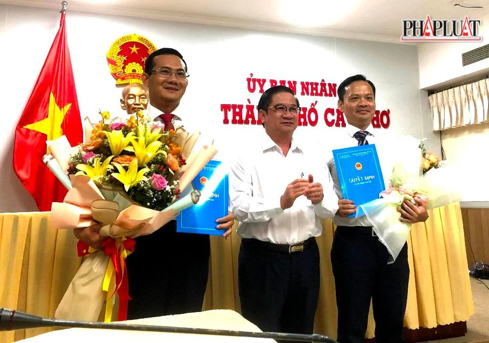 Chủ tịch UBND TP Cần Thơ Trần Việt Trường trao các quyết định bổ nhiệm và tiếp nhận bổ nhiệm cho các ông Nguyễn Minh Tuấn (bìa trái) và Hoàng Quốc Cường (bìa phải). Ảnh: NHẪN NAM