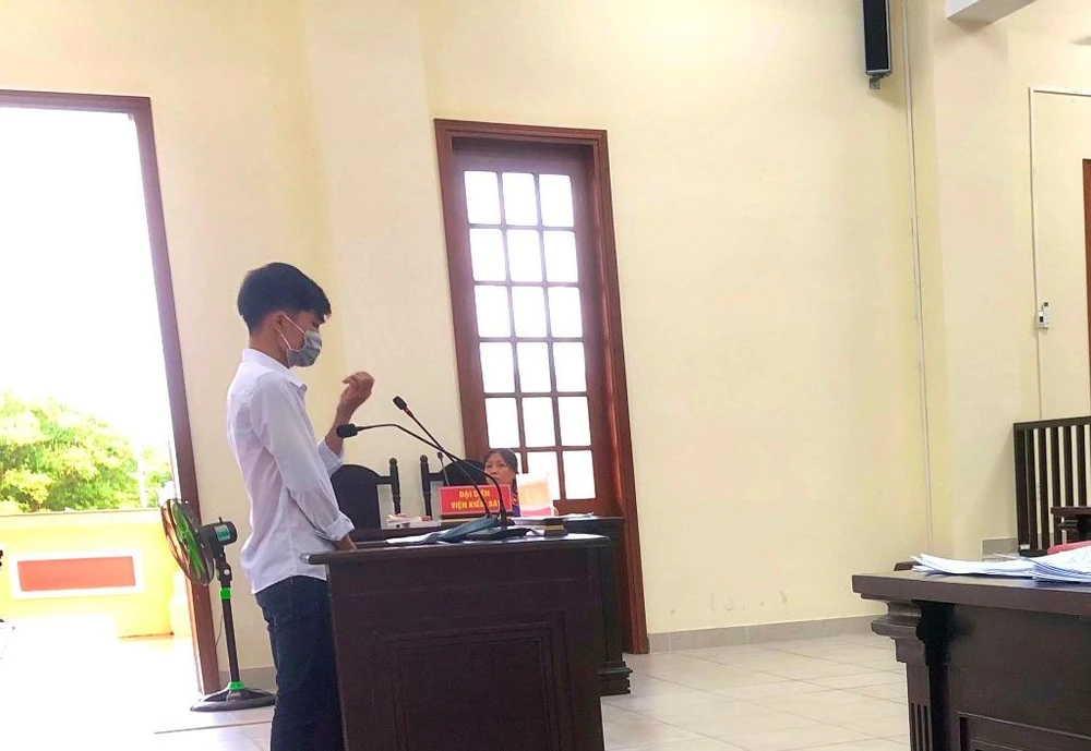 Bị cáo Nghĩa tại tòa ngày 6-9. Ảnh: NHẪN NAM