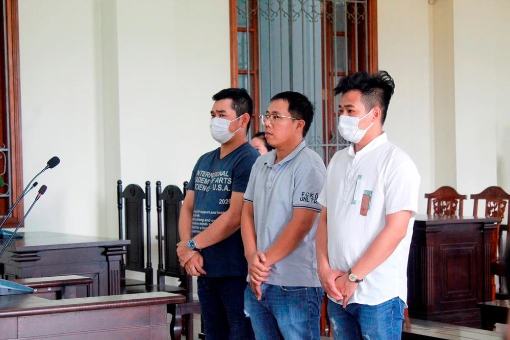 Các bị cáo Tám, Triết, Vũ có mặt tại tòa ngày 12-9. Ảnh: NHẪN NAM