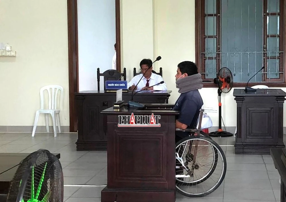 Bị cáo Phạm Tấn Hòa ngồi xe lăn tại tòa ngày 15-9. Ảnh: NHẪN NAM