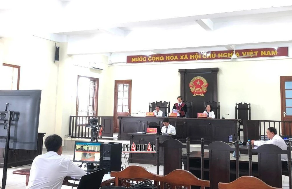 Quang cảnh phiên tòa xét xử trực tuyến ngày 21-9 tại TAND TP Cần Thơ. Ảnh: NHẪN NAM