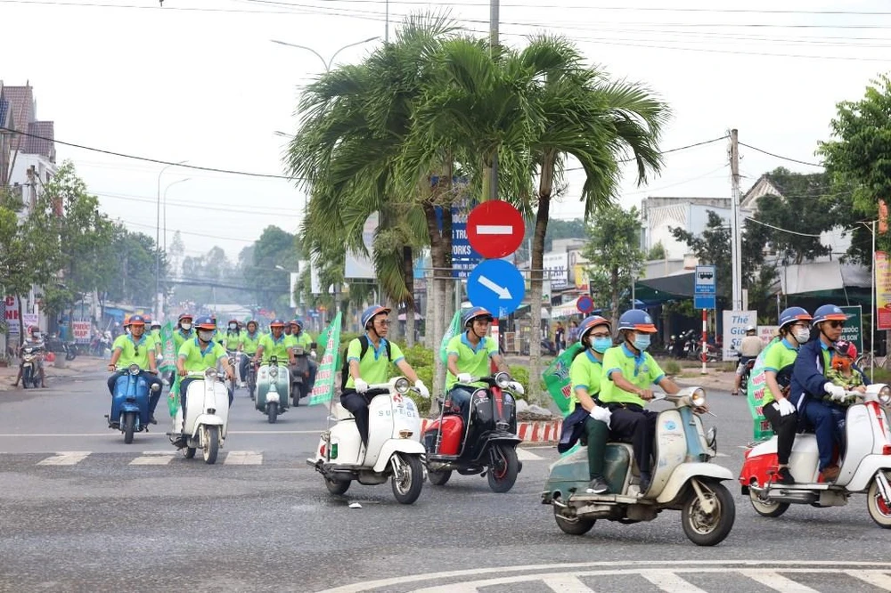 Diễu hành xe cổ tại huyện Phong Điền ngày 24-9. Ảnh: Trung Phạm
