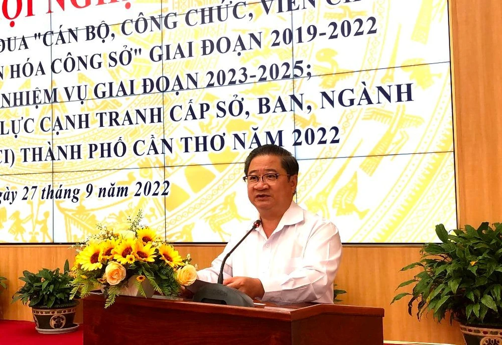 Chủ tịch UBND TP Cần Thơ Trần Việt Trường phát biểu tại hội nghị. Ảnh: NHẪN NAM