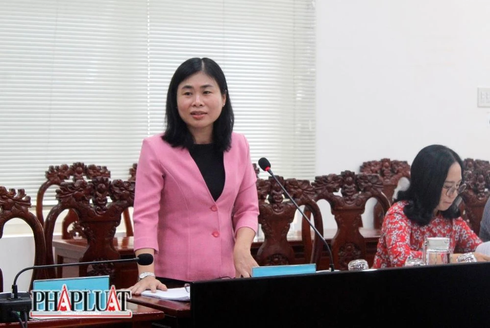 Bà Nguyễn Ngọc Việt Nga - Phó Giám đốc Sở Y tế TP Cần Thơ góp ý tại hội nghị ngày 11-10. Ảnh: NHẪN NAM