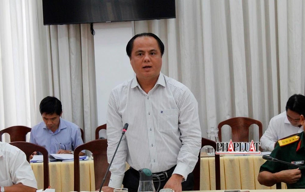 Ông Huỳnh Phú Hiệp – Phó Giám đốc Sở TN&amp;MT thông tin một số nội dung đại biểu đặt câu hỏi. Ảnh: NHẪN NAM