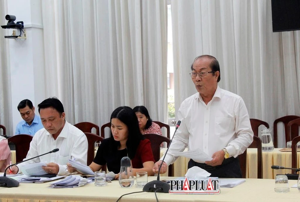 Ông Nguyễn Văn Dũng – Trưởng Ban Đô thị, HĐND TP Cần Thơ nêu câu hỏi tại buổi giám sát. Ảnh: NHẪN NAM