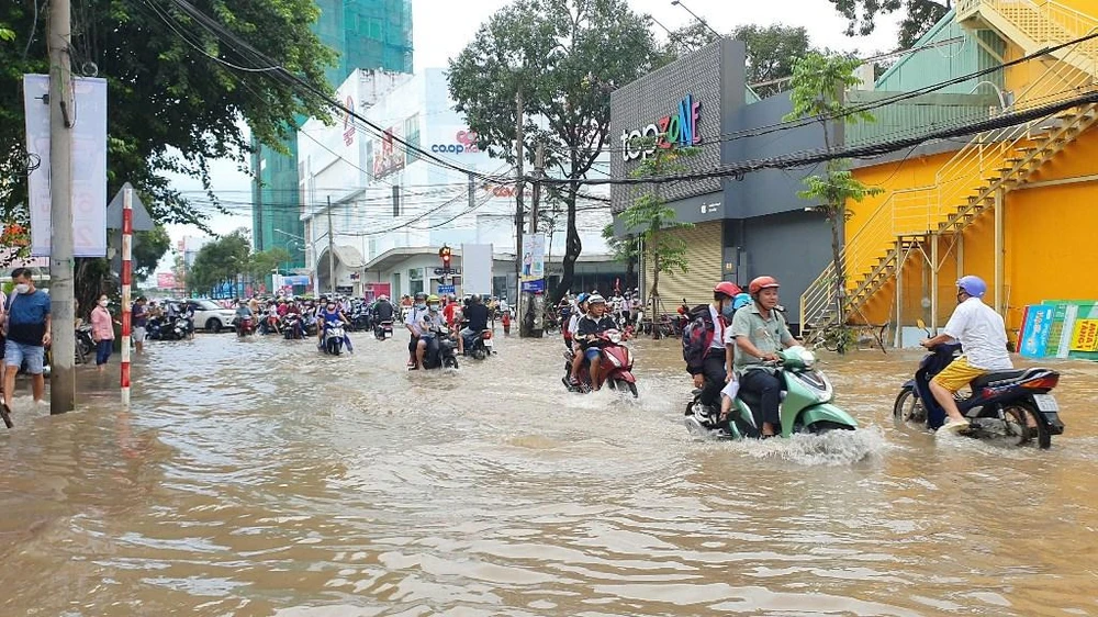 Triều cường gây ngập sâu nhiều tuyến đường nội ô TP Cần Thơ. Ảnh chụp ngày 11-10-2022. Ảnh: CTV