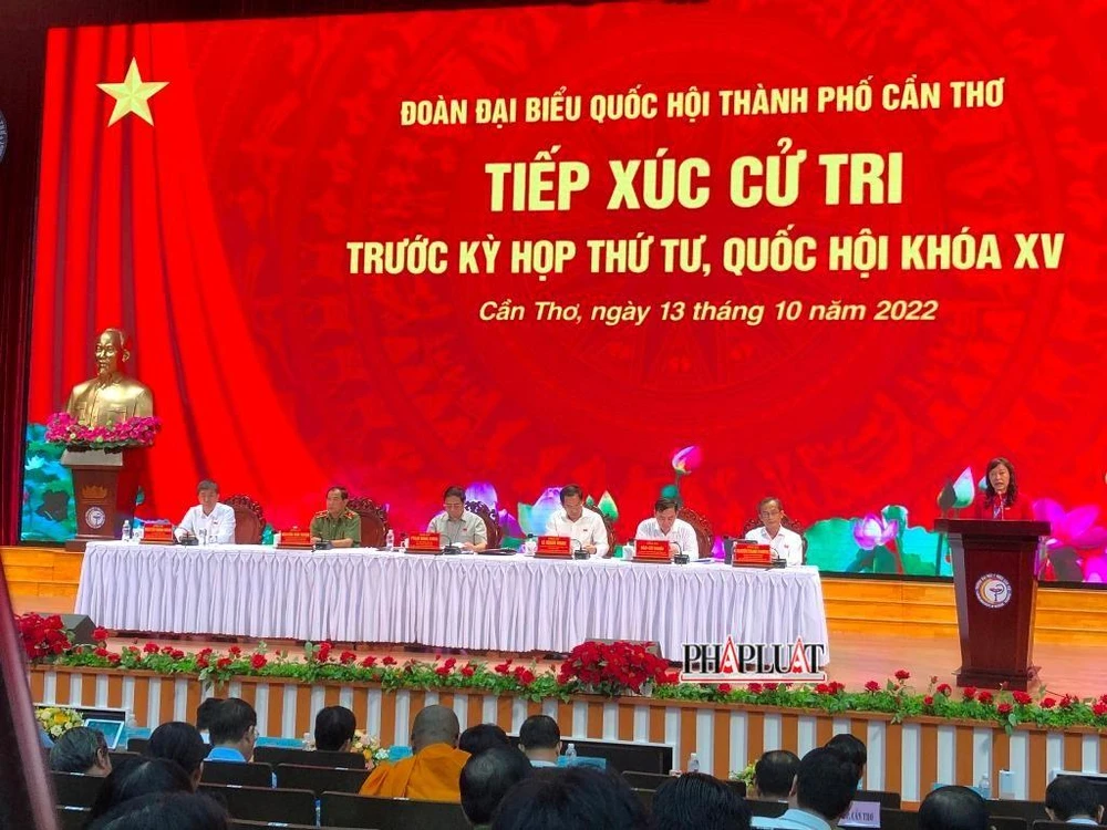 Thủ tướng cùng Đoàn đại biểu Quốc hội TP Cần Thơ tiếp xúc cử tri ngày 13-10. Ảnh: NHẪN NAM