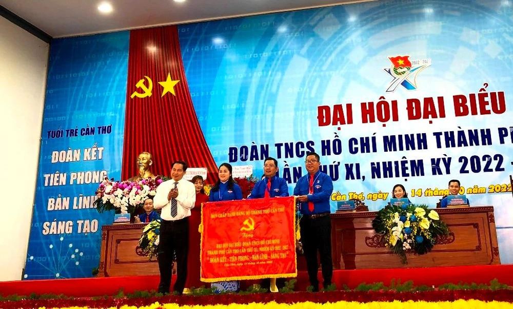 Thành ủy tặng Đoàn TNCS Hồ Chí Minh TP Cần Thơ Bức trướng “Đoàn kết, Tiên phong, Bản lĩnh, Sáng tạo”. Ảnh: NHẪN NAM