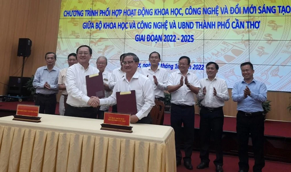 Bộ trưởng Bộ KH&amp;CN Huỳnh Thành Đạt và Chủ tịch UBND TP Cần Thơ Trần Việt Trường cùng ký kết chương trình phối hợp chiều 18-10. Ảnh: CTV