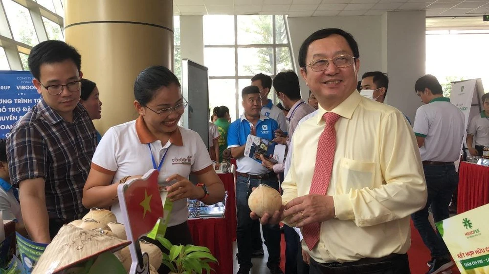 Bộ trưởng Bộ KH&amp;CN Huỳnh Thành Đạt đã đi thăm các gian hàng tham gia triển lãm, trưng bày sản phẩm sau phiên khai mạc. Ảnh: NHẪN NAM