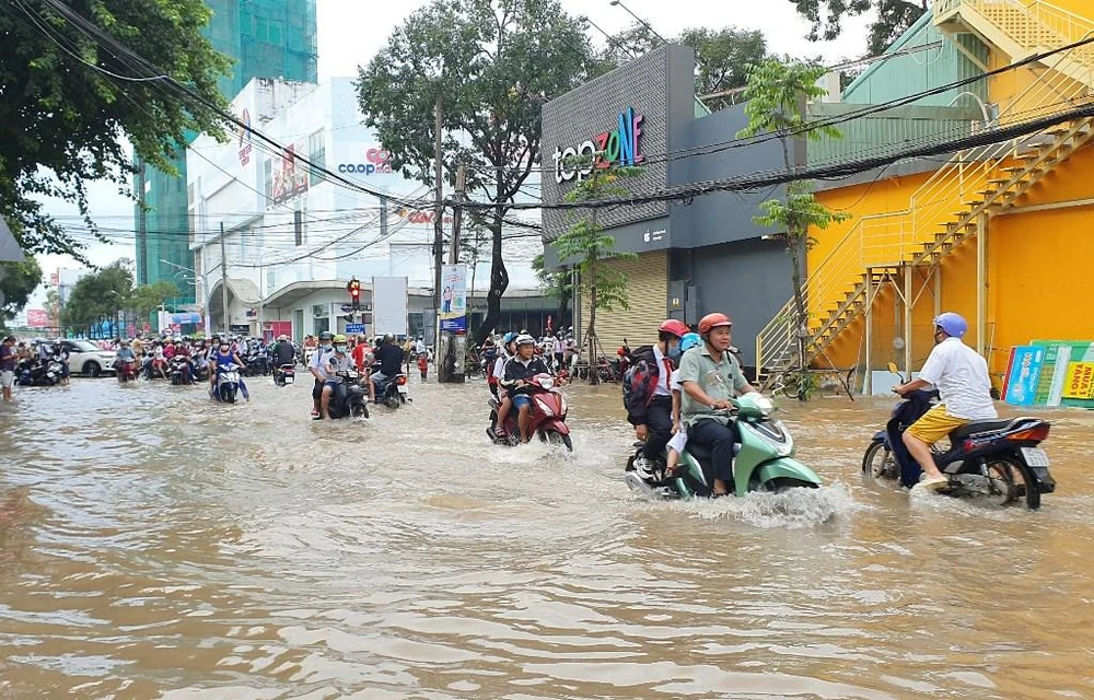 Nhiều tuyến đường ở Cần Thơ bị ngập sâu do triều cường đợt rằm tháng 9 âm lịch, học sinh phải nghỉ học. Ảnh: CTV