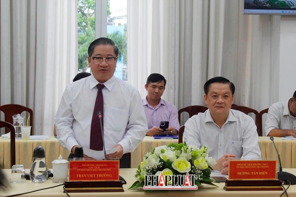 Chủ tịch UBND TP Cần Thơ Trần Việt Trường phát biểu tại buổi trao giấy chứng nhận cho nhà đầu tư chiều 25-10. Ảnh: NHẪN NAM