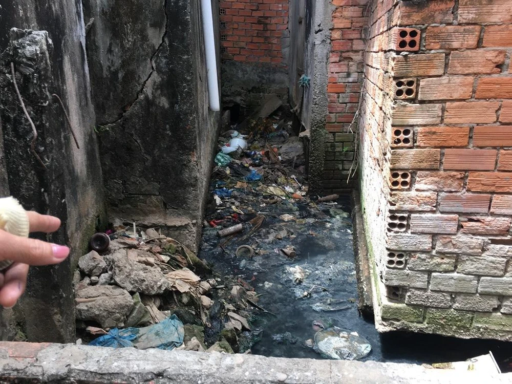 Nhiều nhà xây dựng lấn chiếm tuyến rạch dọc theo hẻm 90-118 đường Hùng Vương, phường Thới Bình gây ngập nghẹt và ô nhiễm môi trường. Ảnh: NHẪN NAM