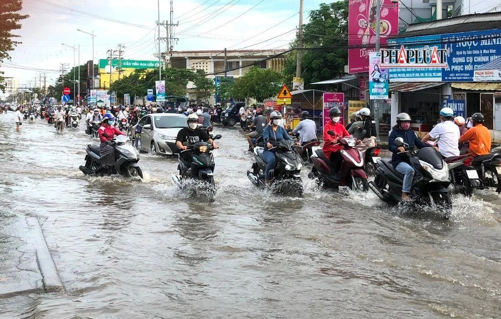 Triều cường đầu tháng 10 âm lịch vượt báo động III gây ngập sâu nhiều tuyến đường ở Cần Thơ. Ảnh: NHẪN NAM