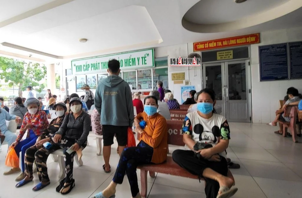 Người dân chờ cấp phát thuốc BHYT tại Bệnh viện đa khoa quận Cái Răng, Cần Thơ. Ảnh: CHÂU ANH