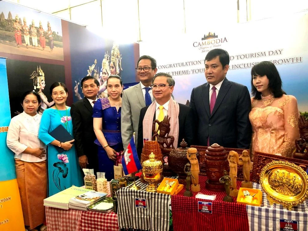 Chủ tịch UBND TP Cần Thơ Trần Việt Trường (thứ 3 từ phải qua) cùng lãnh đạo TP thăm gian hàng của Tổng lãnh sự quán Campuchia trong khuôn viên Hội chợ Nông nghiệp Quốc tế Việt Nam năm 2022. Ảnh: NHẪN NAM