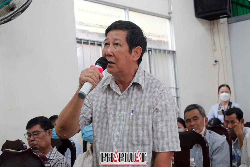 Cử tri Lữ Chấn Thành nêu câu hỏi về 2 dự án cầu Trần Hoàng Na và BV Ung bướu tại buổi tiếp xúc các đại biểu HĐND ngày 3-11. Ảnh: NHẪN NAM