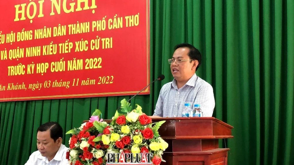 Giám đốc Sở Xây dựng Mai Như Toàn thông tin vấn đề cử tri nêu tại hội nghị tiếp xúc cử tri chiều 3-11. Ảnh: NHẪN NAM