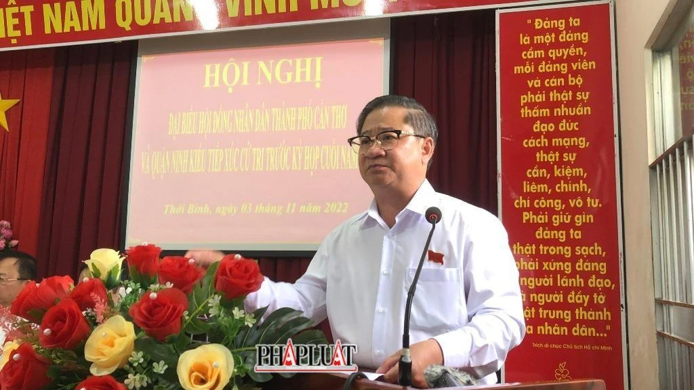 Chủ tịch UBND TP Cần Thơ Trần Việt Trường trả lời cử tri về lý do chậm tiến độ của hai dự án lớn tại buổi tiếp xúc ngày 3-11. Ảnh: NHẪN NAM