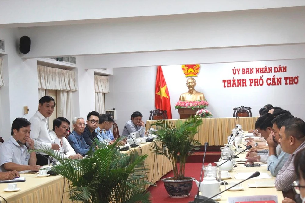 UBND TP Cần Thơ họp với các đơn vị liên quan chiều 9-11 về chuẩn bị hàng hóa phục vụ Tết Quý Mão 2023. Ảnh: NHẪN NAM