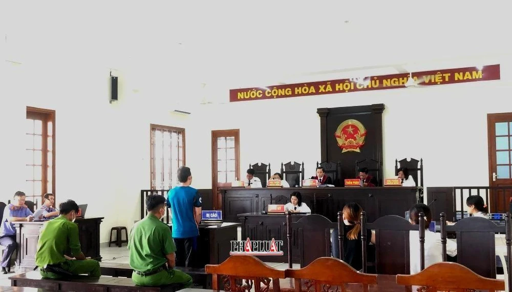 Quang cảnh phiên tòa xét xử bị cáo Lộc ngày 14-11. Ảnh: NHẪN NAM xét xử bị cáo lộc