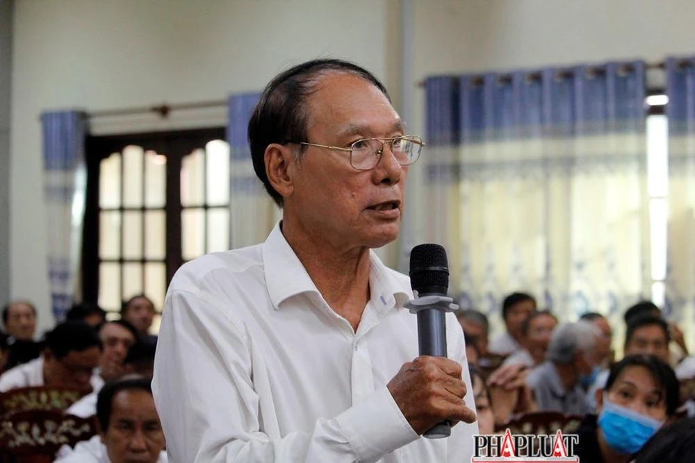 Cử tri Dương Văn Bé phát biểu ý kiến tại buổi tiếp xúc các ĐBQH chiều 17-11. Ảnh: NHẪN NAM