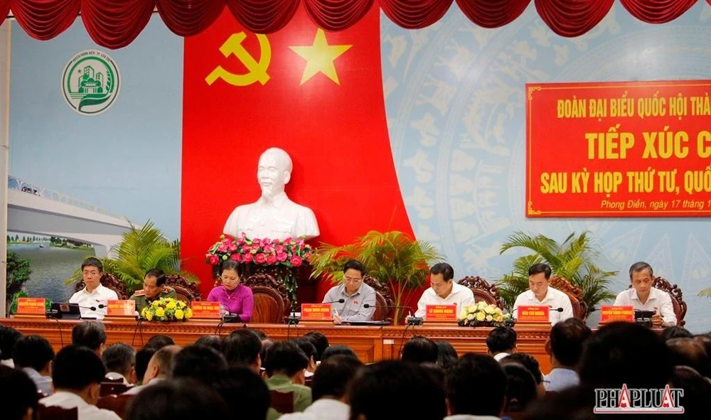 Đoàn ĐBQH đơn vị TP Cần Thơ tiếp xúc cử tri chiều 17-11. Ảnh: NHẪN NAM