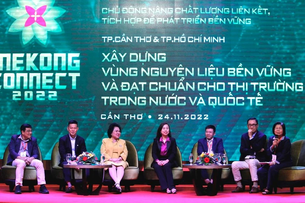 Các đại biểu tham gia thảo luận về xây dựng vùng nguyên liệu bền vững và đạt chuẩn cho thị trường trong nước, quốc tế. Ảnh: NHẪN NAM