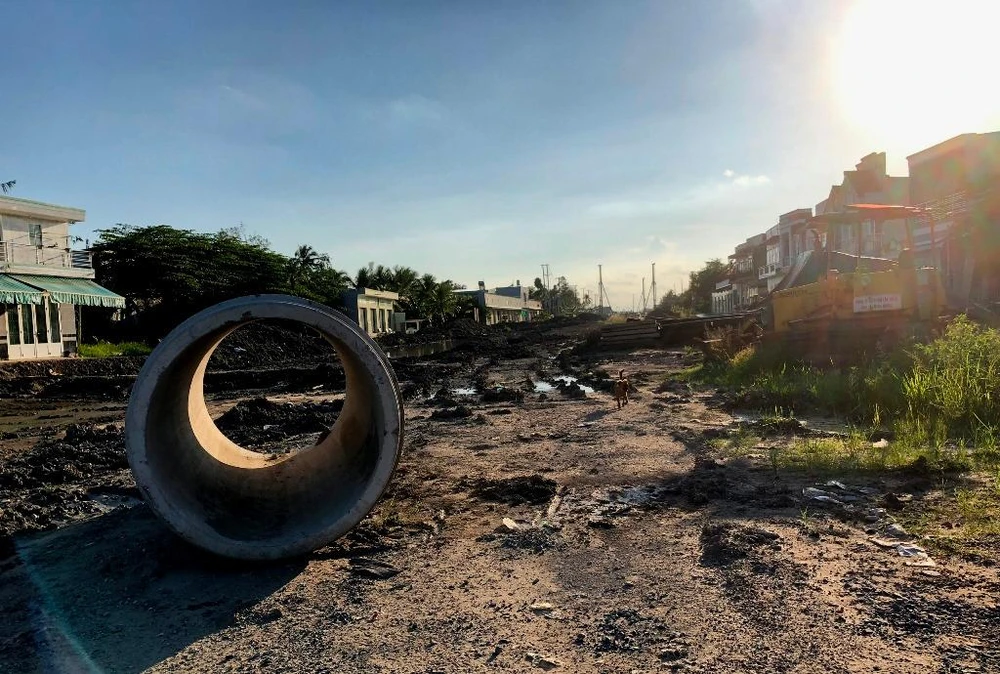 Gói thầu xây dựng đường nối Cách Mạng Tháng Tám với đường tỉnh 918 được đánh giá là làm chậm. Trong ảnh là đoạn gần đường Cách Mạng Tháng Tám, chụp chiều 29-11 . Ảnh: NHẪN NAM