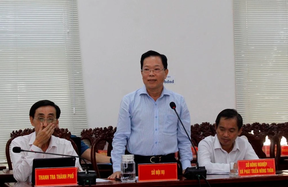 Giám đốc Sở Nội vụ Châu Việt Tha trả lời câu hỏi của báo chí tại buổi họp báo. Ảnh: NHẪN NAM