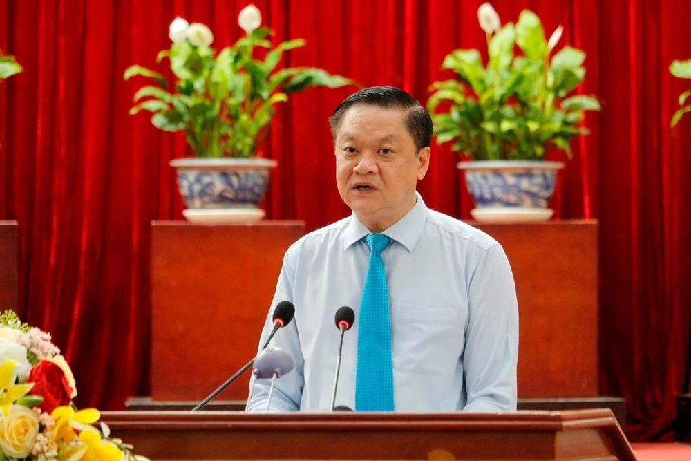 Ông Dương Tấn Hiển - Phó Chủ tịch thường trực UBND TP Cần Thơ báo cáo thực hiện về kinh tế xã hội tại kỳ họp HĐND TP. Ảnh: NHẪN NAM