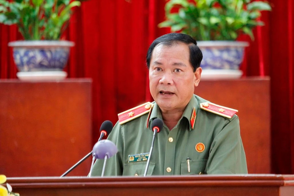Ông Nguyễn Văn Thuận - Giám đốc Công an TP Cần Thơ thay mặt UBND TP đọc tờ trình tại kỳ họp. Ảnh: NHẪN NAM