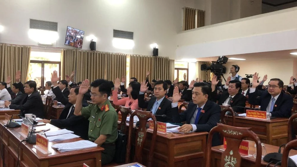 Các đại biểu biểu quyết thông qua nghị quyết tại kỳ họp chiều 9-12. Ảnh: NHẪN NAM