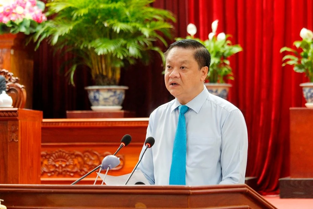 Phó Chủ tịch UBND TP Cần Thơ Dương Tấn Hiển phát biểu tại kỳ họp HĐND TP cuối năm. Ảnh: NHẪN NAM Phó Chủ tịch UBND TP Cần Thơ Dương Tấn Hiển phát biểu tại kỳ họp HĐND TP cuối năm. Ảnh: NHẪN NAM