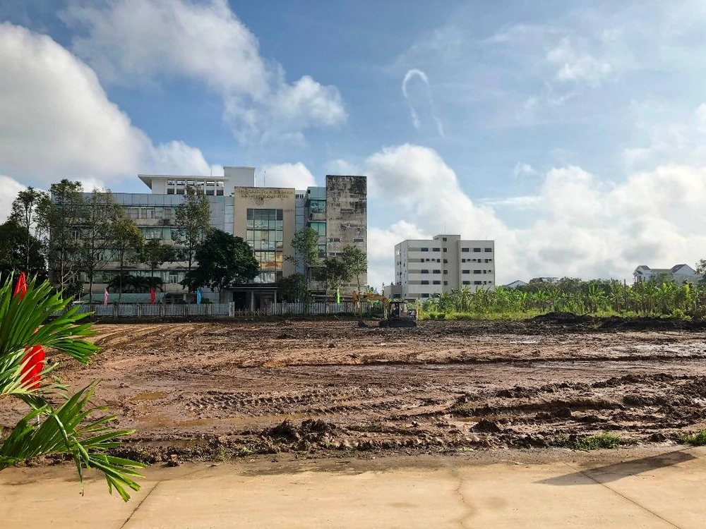 Đường Vành đai phía Tây vừa làm lễ khởi công hồi tháng 11-2022. Ảnh: NHẪN NAM