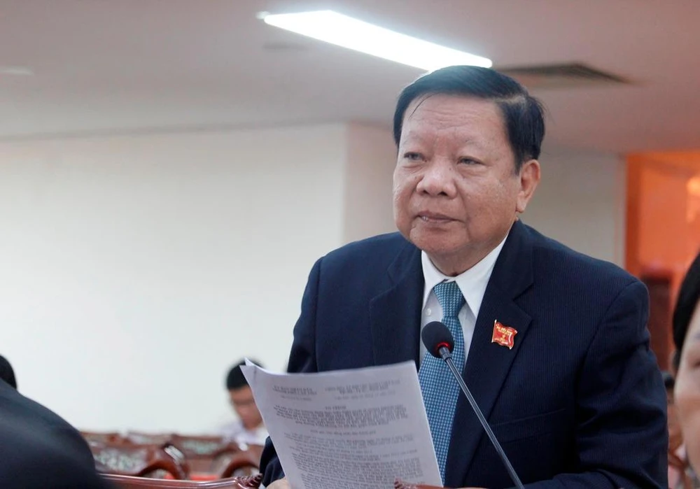 Đại biểu HĐND TP Cần Thơ Huỳnh Thanh Phương nêu câu hỏi chất vấn ngành GTVT. Ảnh: NHẪN NAM