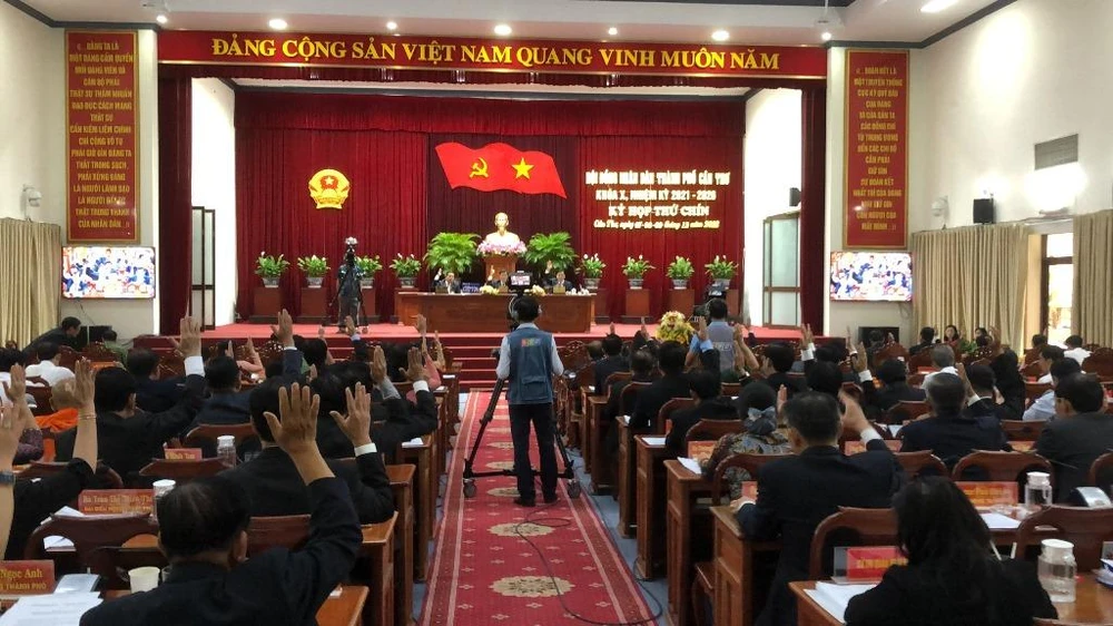 Bế mạc kỳ họp thứ 9 HĐND TP Cần Thơ chiều 9-12, các đại biểu đã biểu quyết thông qua 17 nghị quyết. Ảnh: NHẪN NAM Bế mạc kỳ họp thứ 9 HĐND TP Cần Thơ chiều 9-12, các đại biểu đã biểu quyết thông qua 17 nghị quyết. Ảnh: NHẪN NAM