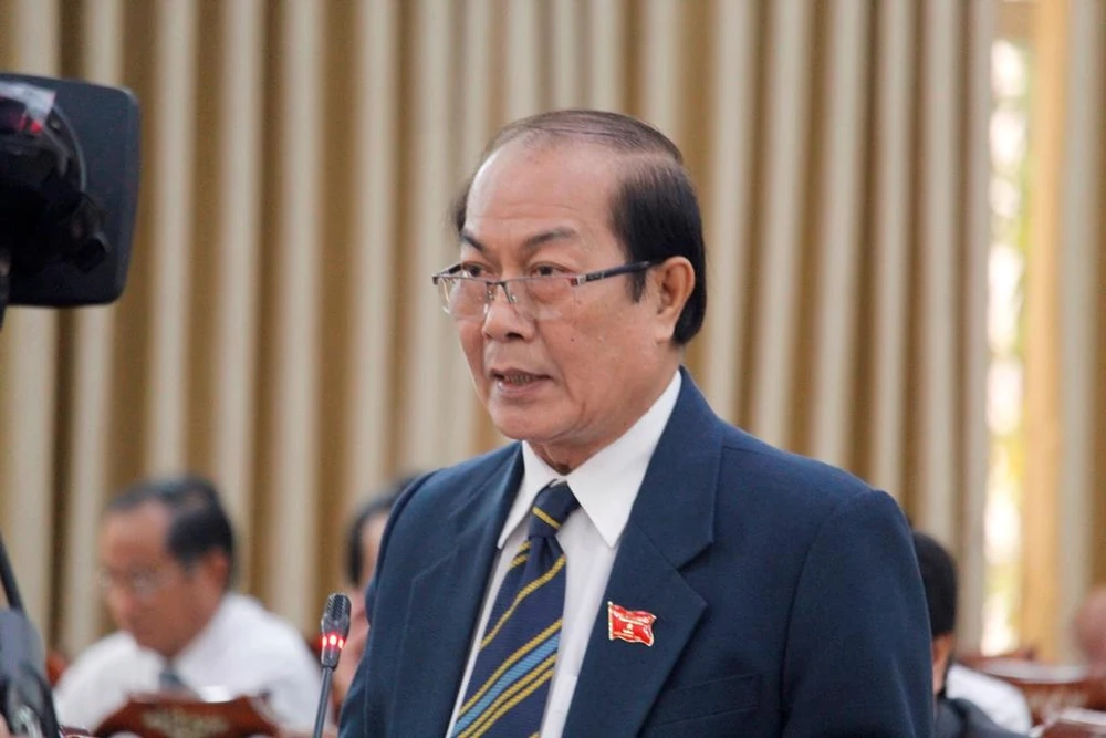 Đại biểu HĐND TP Cần Thơ Nguyễn Văn Dũng nêu câu hỏi chất vấn tại kỳ họp. Ảnh: NHẪN NAM