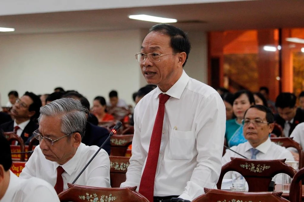 Giám đốc Sở TN&amp;MT Nguyễn Văn Sử trả lời câu hỏi của đại biểu tại phiên chất vấn ngày 9-12. Ảnh: NHẪN NAM