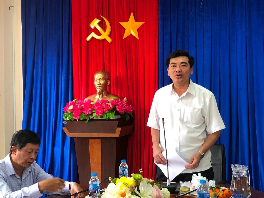 Ông Trần Thanh Bình Giám đốc Sở GD&amp;ĐT, Trưởng Ban tổ chức đăng cai thông tin tại buổi họp báo. Ảnh: NHẪN NAM