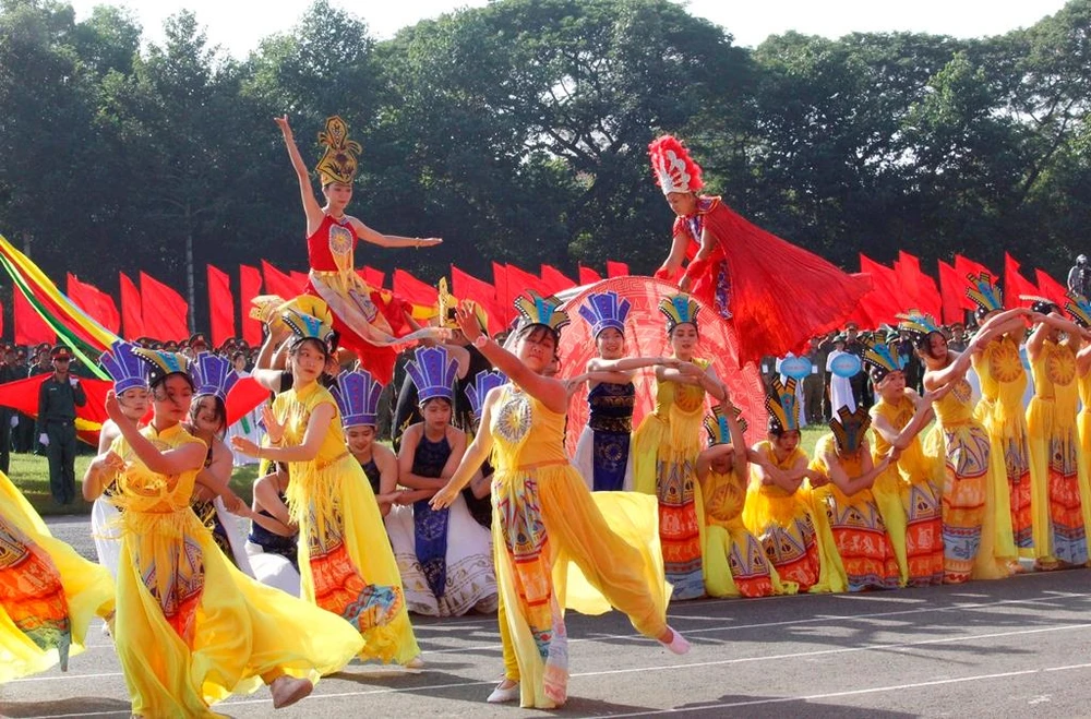 Một tiết mục văn nghệ chào mừng Hội thao tại lễ khai mạc. Ảnh: NHẪN NAM