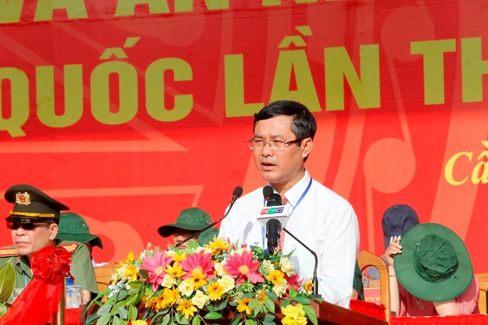 Thứ trưởng Bộ GD&amp;ĐT Nguyễn Văn Phúc phát biểu tại lễ khai mạc. Ảnh: NHẪN NAM