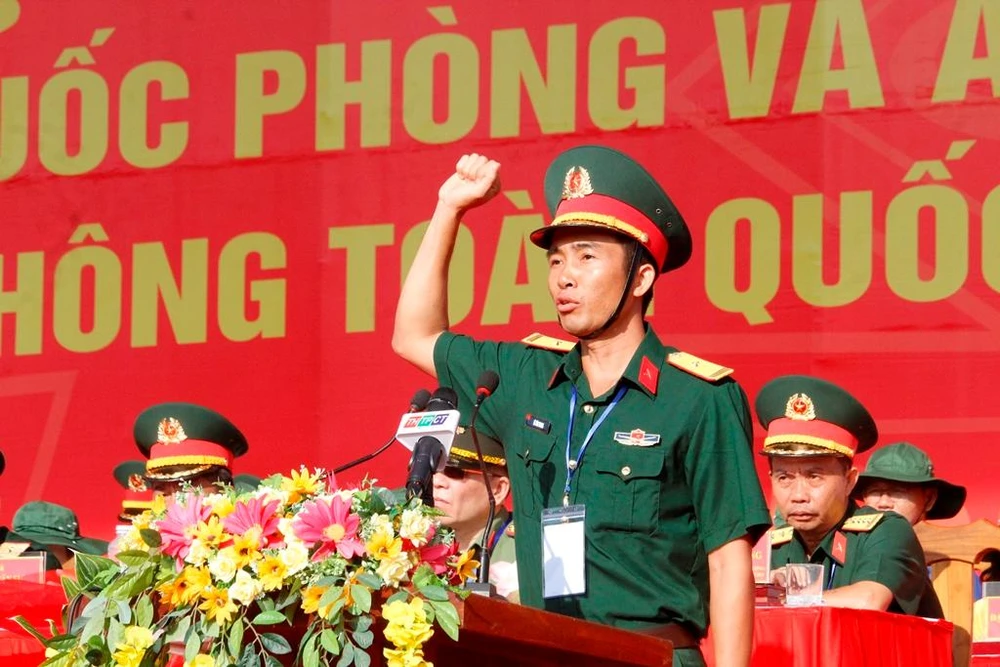 Thiếu tá Lê Văn Trang đại diện Ban giám khảo tuyên thệ tại lễ khai mạc. Ảnh: NHẪN NAM