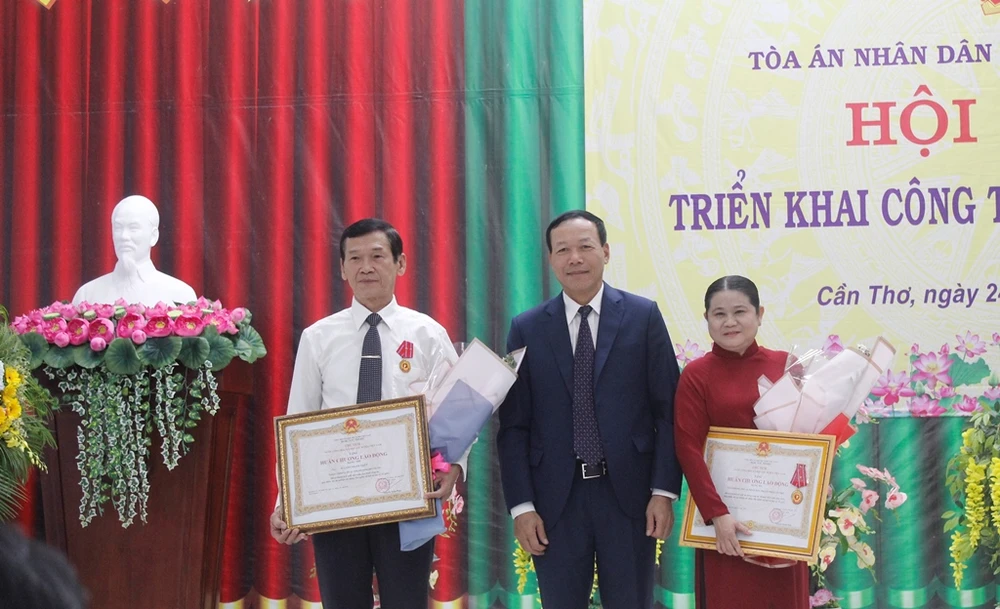 Nguyên Chánh án TAND TP Cần Thơ Nguyễn Thanh Thiên (bìa trái) và đại diện tập thể Văn phòng TAND TP Cần Thơ nhận Huân chương Lao động hạng Nhì, hạng Ba tại hội nghị.