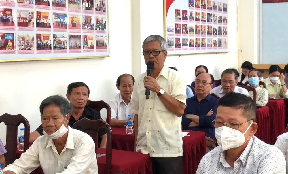 Cử tri Nguyễn Văn Hùng phát biểu tại hội nghị tiếp xúc cử tri chiều 30-12. Ảnh: NHẪN NAM